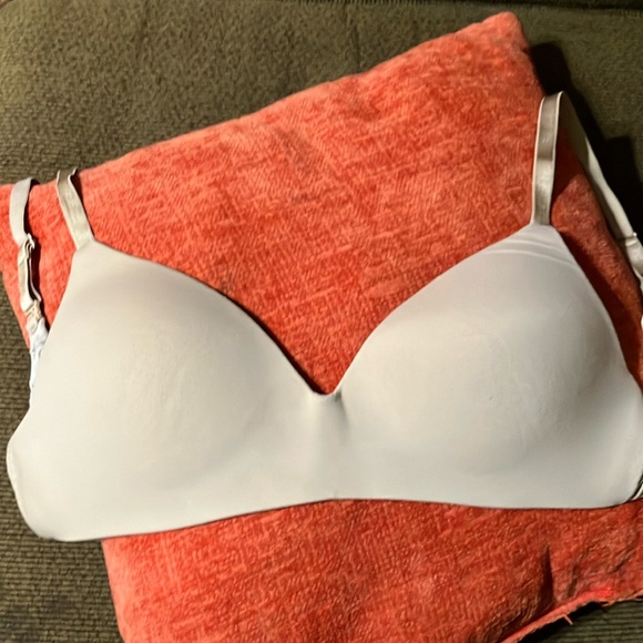Victoria’s Secret no wire 34D bra with multiway straps - Picture 1 of 7